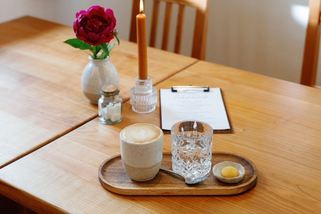 Viola im Garten x formfrei Geschirr